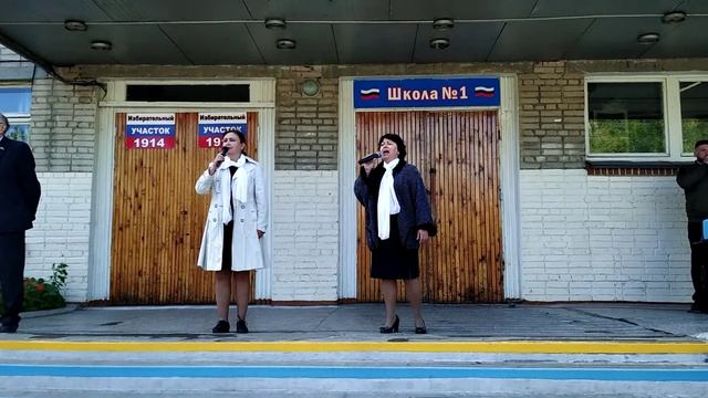 Педагоги школы №1 в память погибших на подлодке "Курск" копейчан исполнили песню "Там за туманами" смотреть онлайн