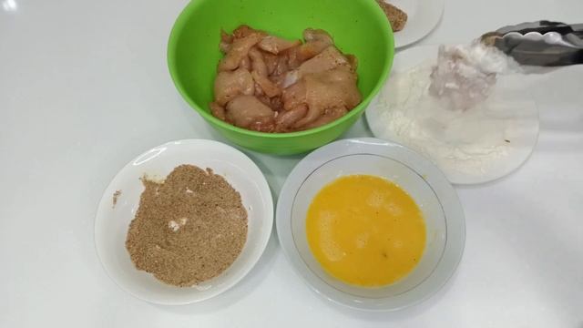 Куриная грудка в панировочных сухарях. #простыерецепты #куриныенаггетсы