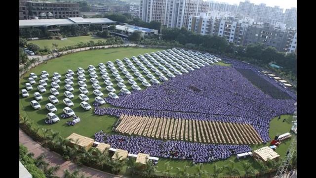 Индийский Бизнесмен Дарит Квартиры, Машины И Бриллианты Своим Сотрудникам смотреть онлайн