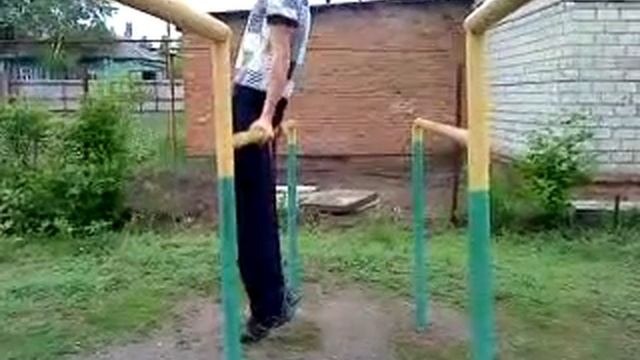 Первые попытки горизонтального упора под турником. смотреть онлайн