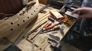 Сборка модели корабля черная жемчужина  Клеим от бортовку по обе стороны бортов