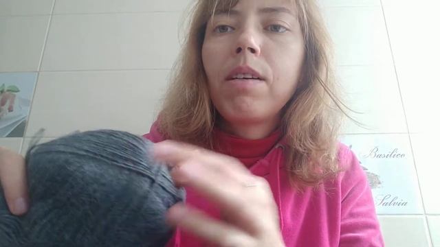 Как правильно тянуть нитку из мотка. Как смотать нитки в клубок. смотреть онлайн