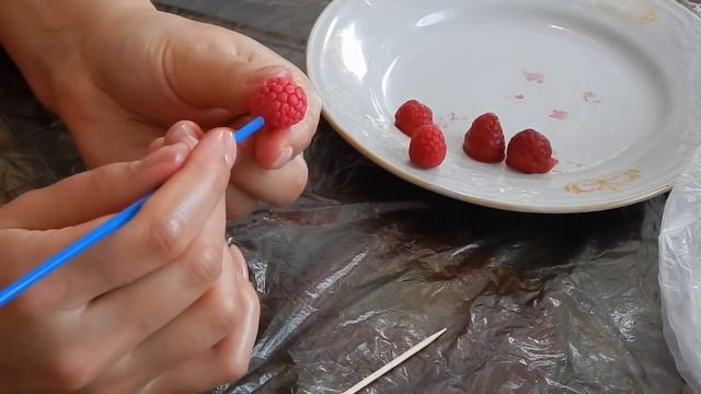 Малина из холодного фарфора полимерной глины, очень простой МК смотреть онлайн