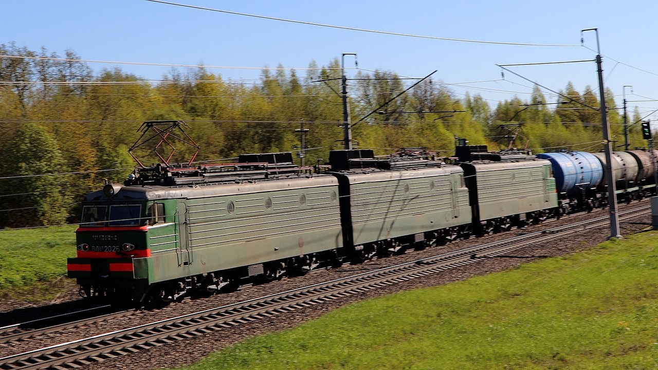 Железная дорога. Электровоз ВЛ11М-202/203А с грузовым поездом. смотреть онлайн