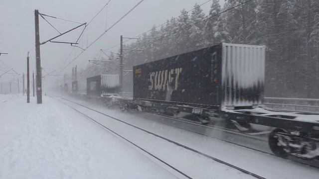 ВЛ80С-308/320А с грузовым поездом смотреть онлайн