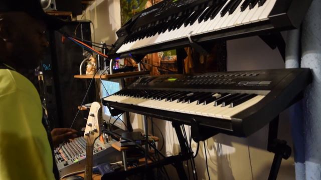 Roland D20 &Alesis qs6 synthesizer смотреть онлайн