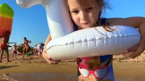 АНАПА. Девочки купаются в МОРЕ. ANAPA. Girls swim in the SEA. Summer. Beach