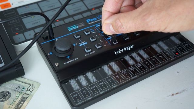 Behringer Pro VS mini sequencer play смотреть онлайн