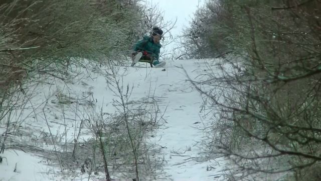 Кататься в гололед с горки! Скоростной горный спуск со скалы! Санки умеют скользить а я умею падать смотреть онлайн
