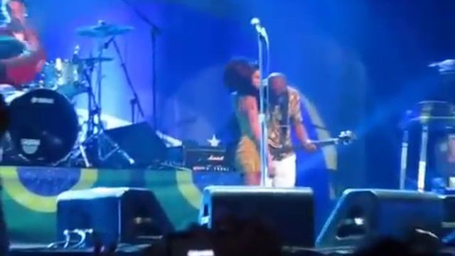 Amy Winehouse Faz Pirueta E Cai No Palco Durante Show