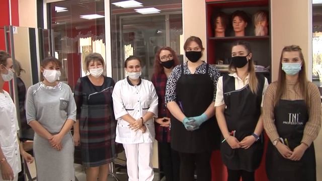 Радушно и с хорошим настроением… смотреть онлайн