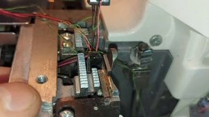 Оверлок пропускает стежки. Починить может любой. Смотри подробное описание ремонта.