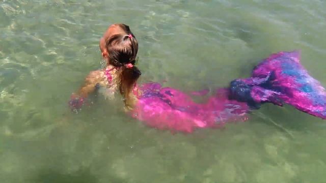 Девочки ?♀️?♀️ РУСАЛКИ купаются в море ? ПРЕВРАЩЕНИЕ В РУСАЛКУ Real little Mermaid смотреть онлайн