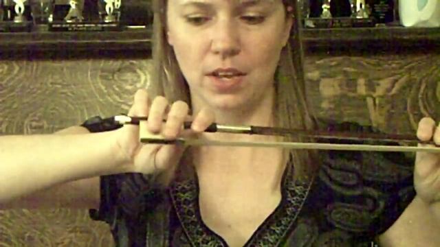 How to hold the violin/fiddle bow - beginners смотреть онлайн