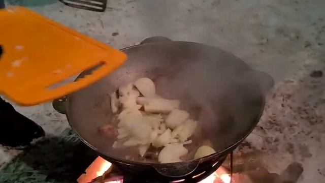 Очень вкусный плов на костре. Гаражный досуг. смотреть онлайн