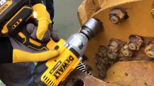 Аккумуляторный ударный гайковерт DeWALT DCF897N, DCF899N