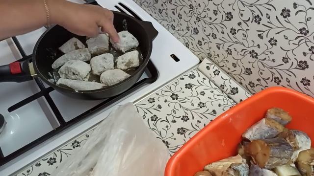 КАК ВКУСНО И ПРАВИЛЬНО ПОЖАРИТЬ МИНТАЙ. смотреть онлайн