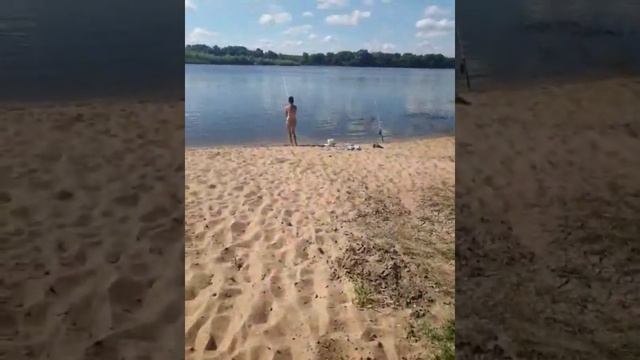 Рыбалка на Оке с женой. Клёв чумовой. За 5 часов наловили много лещей. смотреть онлайн