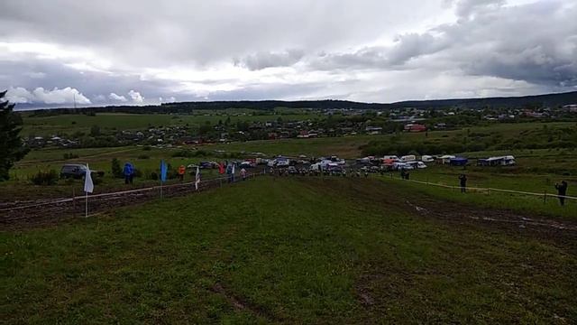 УЖЕ МНОГО ГРЯЗИ! Старт мотокросс Кишерть. Не первый заезд смотреть онлайн