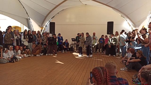 Танцевальный баттл от школы танцев TODES в Никольских рядах Санкт-Петербурга смотреть онлайн