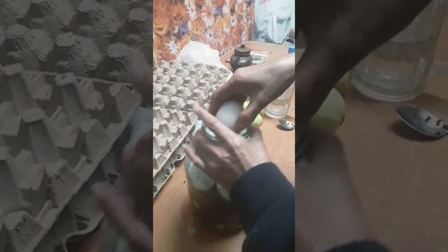 Китаянка солит яйца куриные. КИТАЙСКИЙ ДЕЛИКАТЕС.