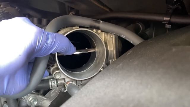Toyota Sienna 2017 Throttle body cleaning смотреть онлайн