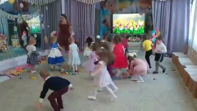 Утренник. 8 марта. Вторая младшая группа "Лучики". воспитатель Козловец Н. А. смотреть онлайн