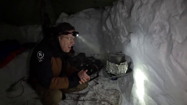 Camping Under the Snow in Survival Shelter смотреть онлайн
