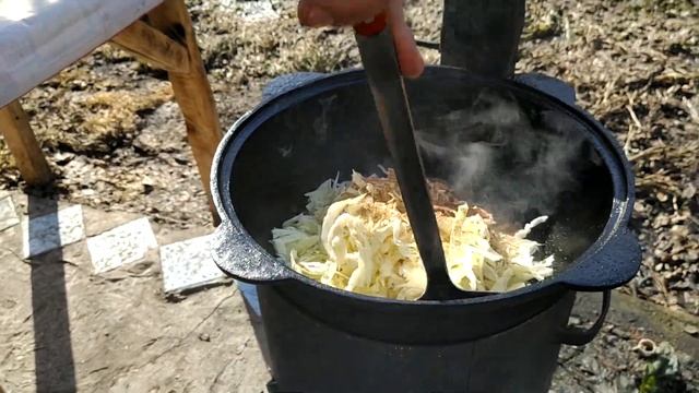 МОЛОДАЯ КАПУСТА, ТУШЁНАЯ С САРДЕЛЬКАМИ И БЕКОНОМ В КАЗАНЕ НА КОСТРЕ смотреть онлайн