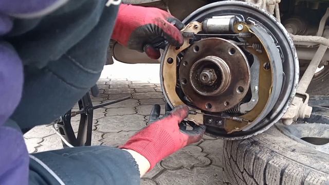 Замена задних колодок , рено дастер полный привод.