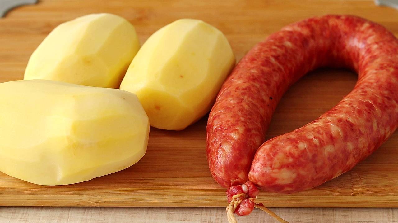 Беру Краковскую колбасу, картошку и получается такой деликатес, что 