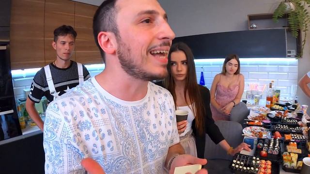 Собаки и 1000 суши роллов / ВЛОГ: День Рождения HUSMUT Мишани