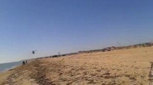 Российский Ми 35 пролетают над пляжем в Севастополе