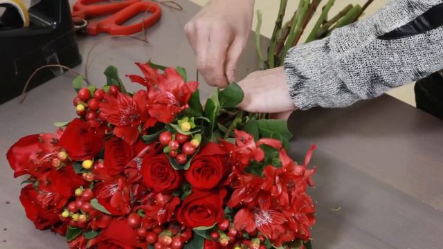 How to create a passionate Red Roses & Alstroemeria bouquet