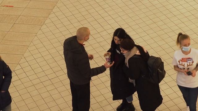 ПРАНК: ПРОШУ ЛЮДЕЙ ПРОЧИТАТЬ СМС / Реакция прохожих на аморальные сообщения! смотреть онлайн