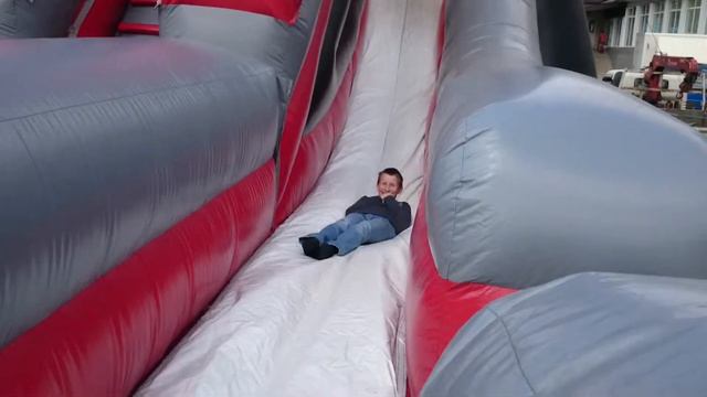 Детская горка высотою в 3 этажа.mp4 смотреть онлайн