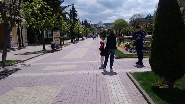 Кисловодск. Курортный бульвар и жёлтые тюльпаны!!! 17.05.2022 г. смотреть онлайн
