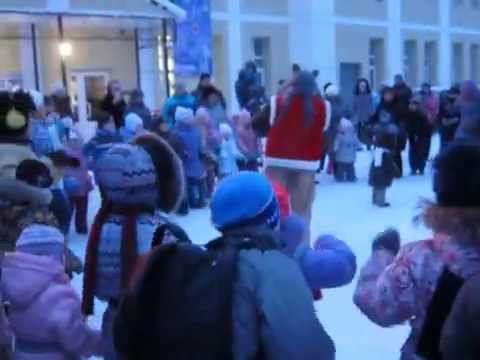 Танцы вокруг новогодней елки у клуба "Заречный" города Кирова смотреть онлайн