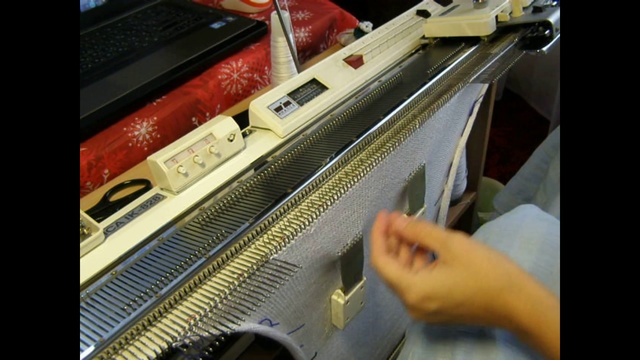 Небольшая горизонтальная вытачка частичным вязанием смотреть онлайн