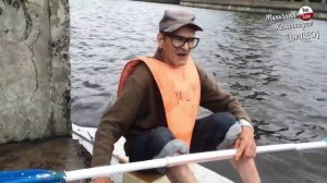 Дед-экстремал из Калининграда плавает на пенопласте