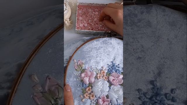Вышивка голубой сумочки | Вышивка лентами | Рукоделие смотреть онлайн