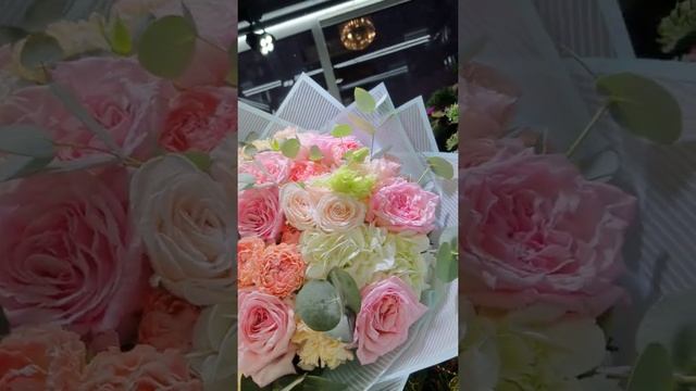 ШИКАРНЫЙ БУКЕТ ИЗ ГОРТЕНЗИИ, ОДНОГОЛОВОЙ ПИОНОВИДНОЙ РОЗЫ, ЛИЗИАНТУСА, КУСТОВОЙ РОЗЫ. смотреть онлайн