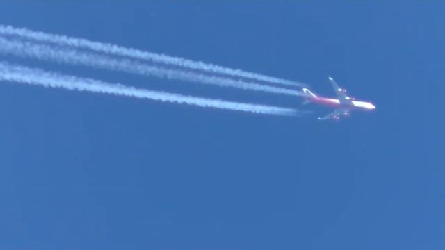 Самолет оставляющий след в небе. Увиденный мною из окна. смотреть онлайн