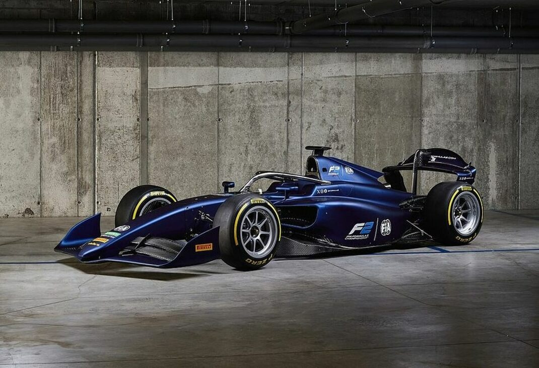 Представлена новая машина Формулы-2 смотреть онлайн