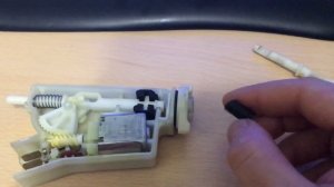 Ремонт замка актуатора лючка бензобака Ниссан теана j32.How to repair fuel tank flap lock