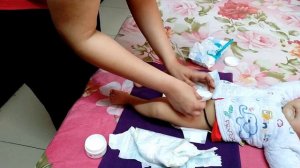 Tips & Tricks: How to change baby's diaper| शिशु को डायपर पहनाने के तरीके | Indian Moms World