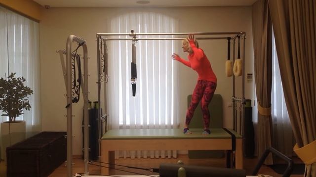 Несколько упражнений из йоги на пилатес тренажере Кадиллак смотреть онлайн