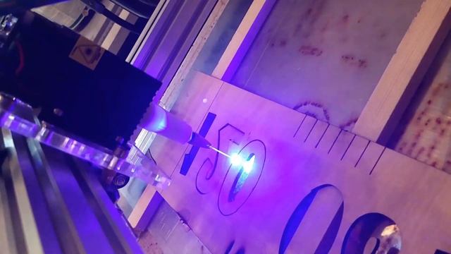 Лазер 5,5Вт режем фанеру. Ничего хитрого. China laser 5,5W cutting the 3mm plywood by 1-2 pass смотреть онлайн
