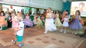 Веселый танец с малышами на выпускном
