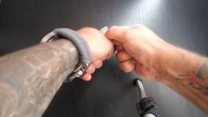 Как продеть темляк из паракорда в отверстие ручки ножа.